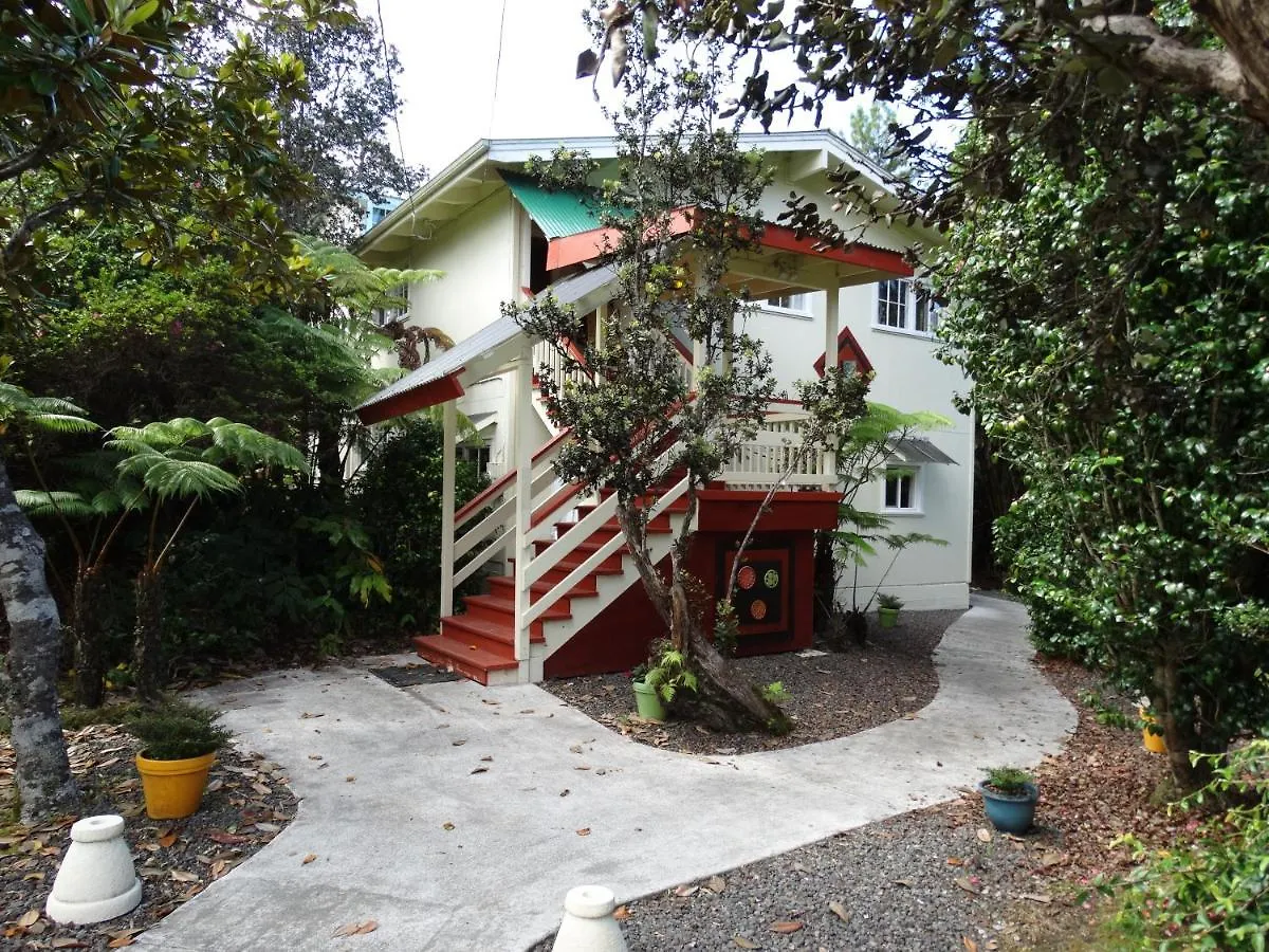 Volcano Hale Lodge