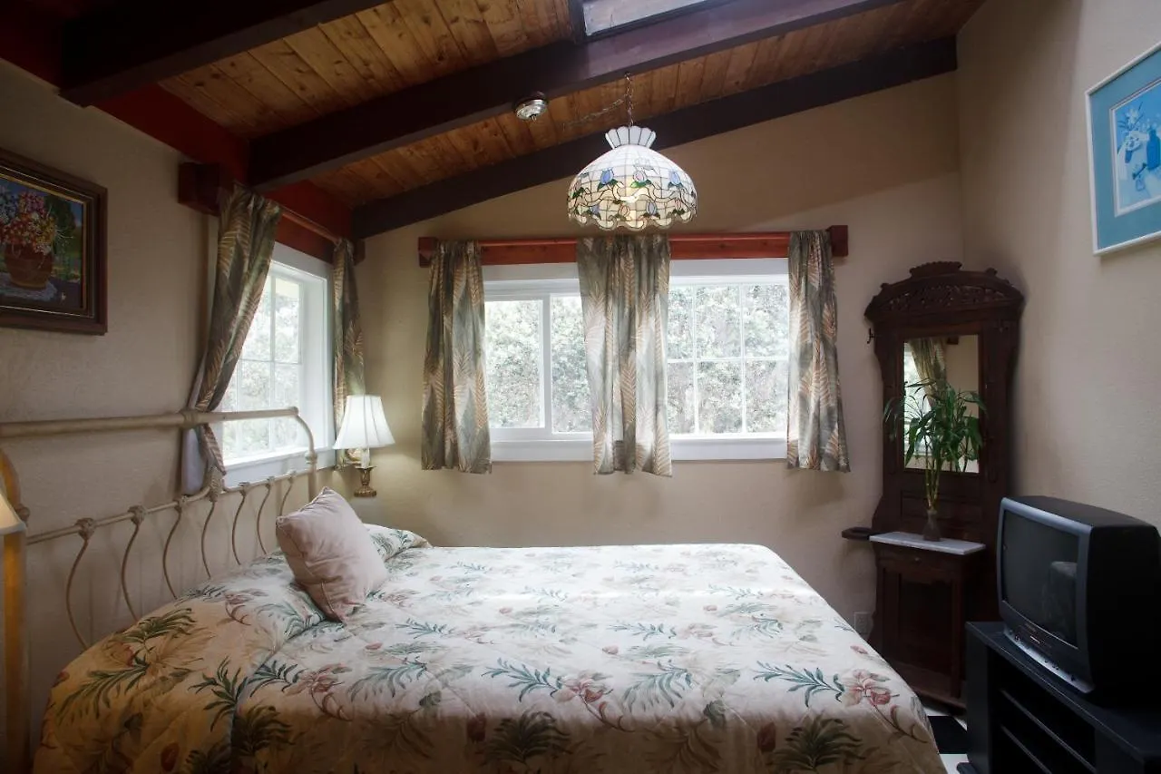 Volcano Hale Lodge