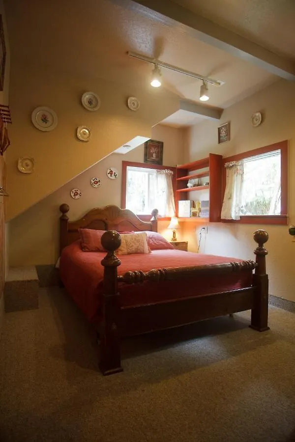 Volcano Hale Lodge
